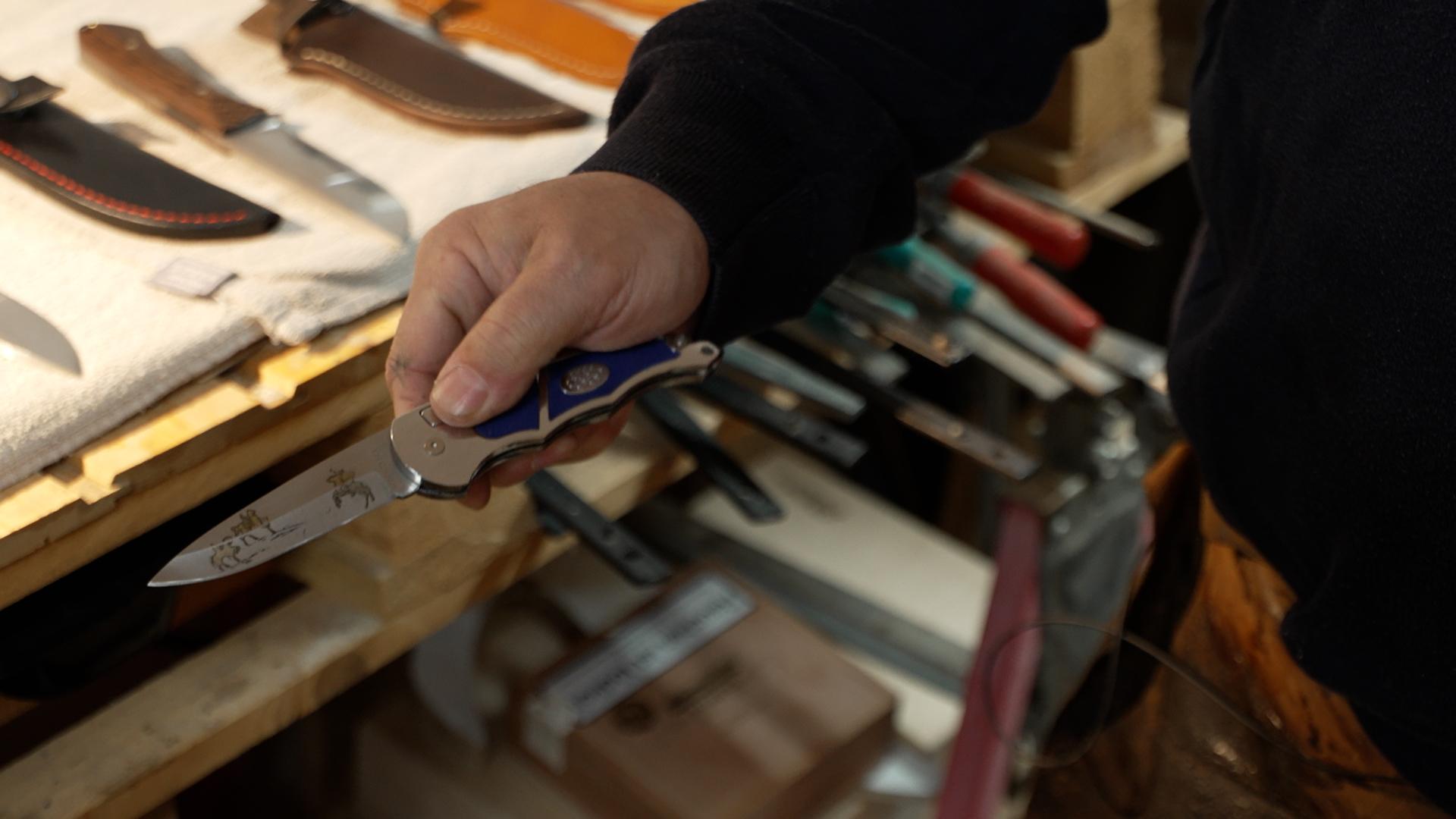 Kritik am geplanten verschärften Waffenrecht von Messermachern: Das Springmesser soll komplett verboten werden. Ähnliche Messer bleiben erlaubt. 