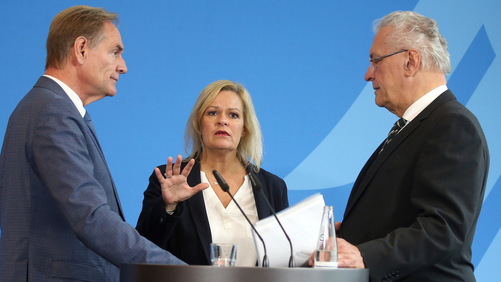 Burkhard Jung (SPD, l-r), Städtetagpräsident, Nancy Faeser (SPD), Bundesinnenministerin, und Joachim Herrmann (CSU)