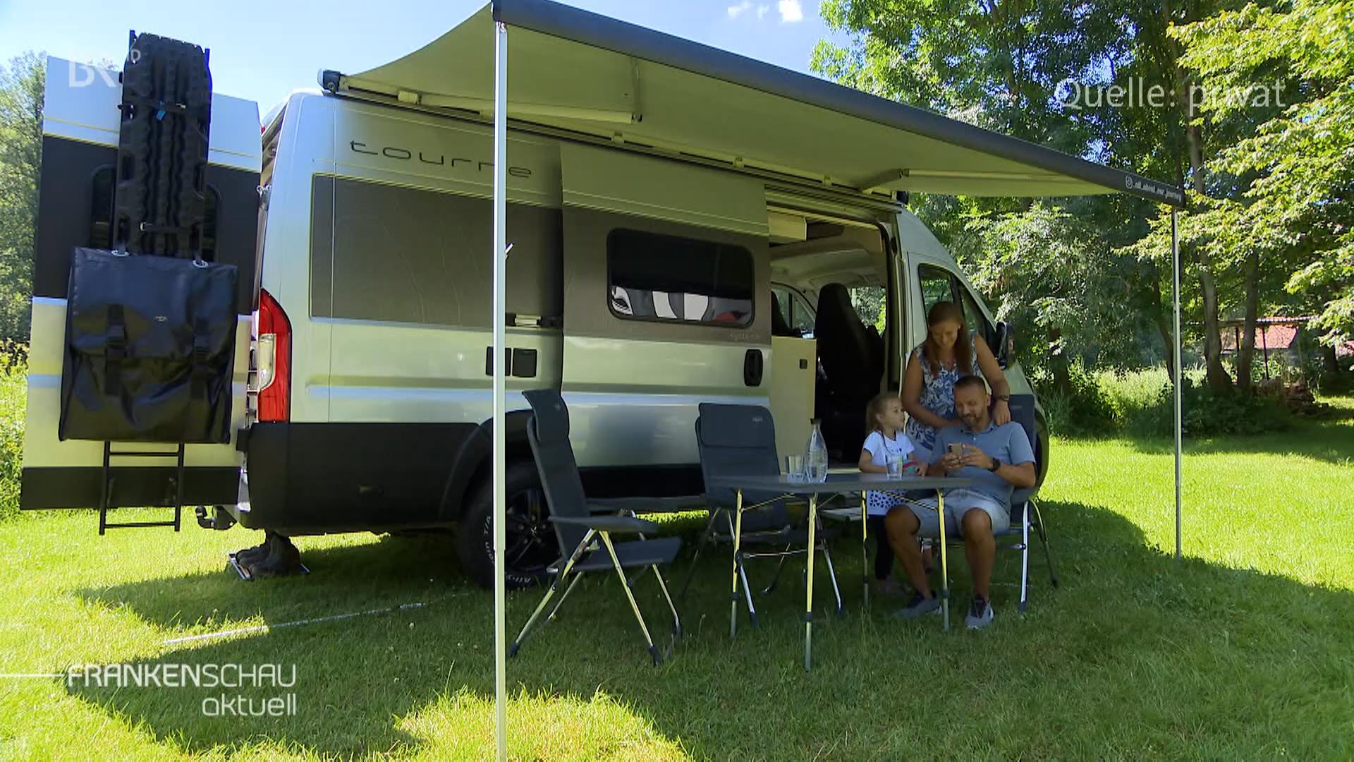 Familie Schober vor ihrem Camper-Van