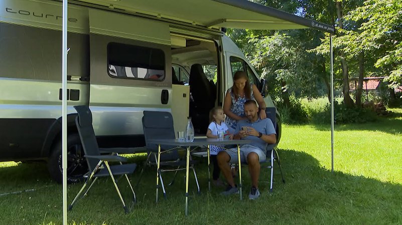 Familie Schober vor ihrem Camper-Van | Bild: BR Familie Schober vor ihrem Camper-Van