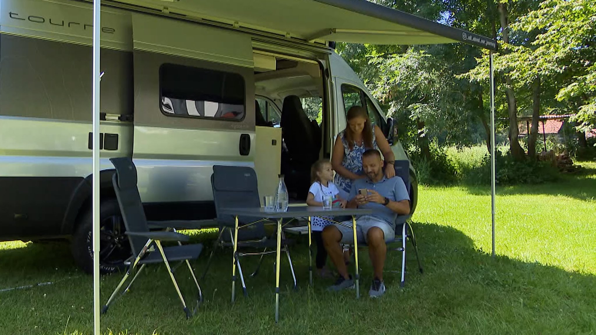 Familie Schober vor ihrem Camper-Van