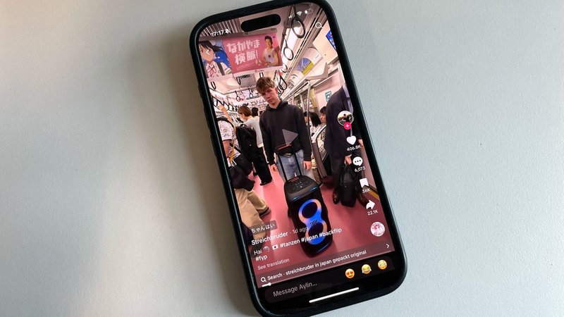TikToker "Streichbruder" in einer japanischen U-Bahn. | Bild: Privat/BR, @simon.bth/TikTok TikToker "Streichbruder" in einer japanischen U-Bahn.