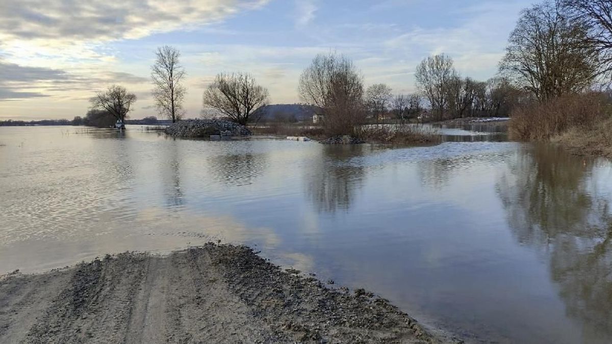 Noch Steigende Donaupegel Zwischen Straubing Und Vilshofen Br24