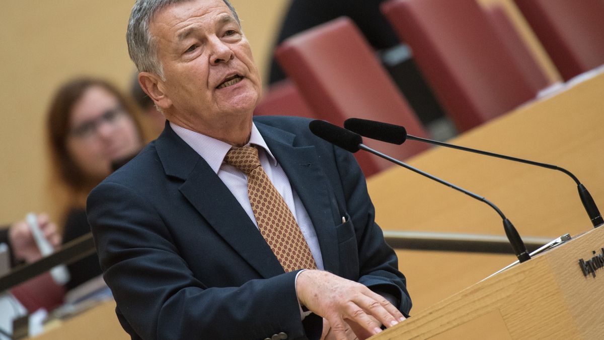 Joachim Hanisch am Rednerpult im Landtag