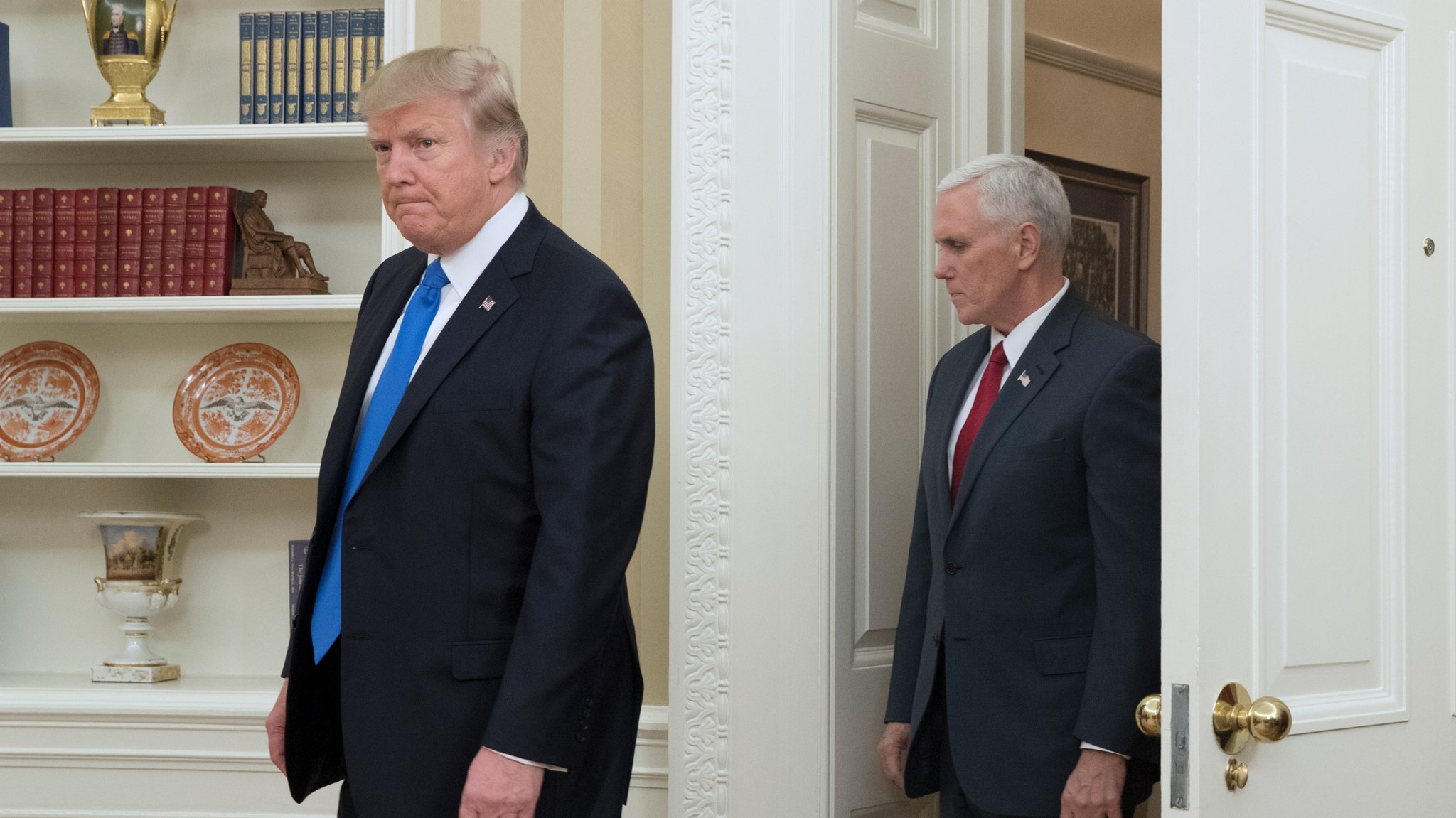 Donald Trump und Mike Pence betreten einen Saal.