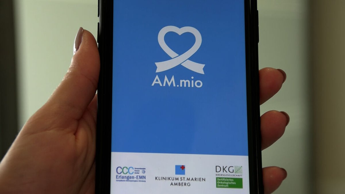 Smartphone mit geöffneter App zur Krebstherapie
