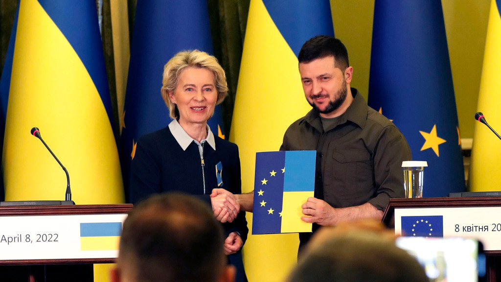 EU-Kommissionspräsidentin Ursula von der Leyen und der ukrainische Präsident Selenskyi am 8. April in Kiew