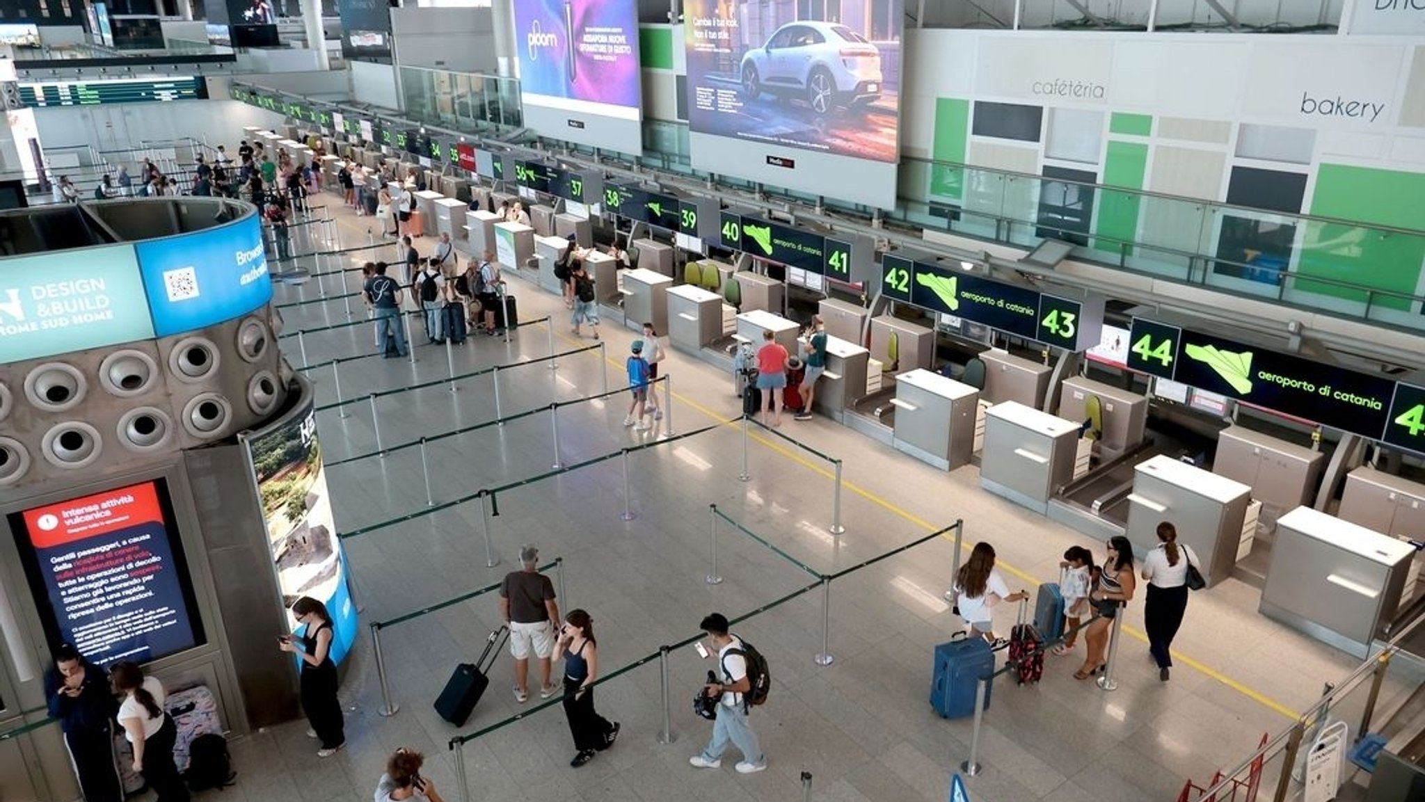 Passagiere am Flughafen von Catania (Archivbild, 12.08.2026) | Bild: dpa-Bildfunk/Davide Anastasi Passagiere am Flughafen von Catania (Archivbild, 12.08.2026)