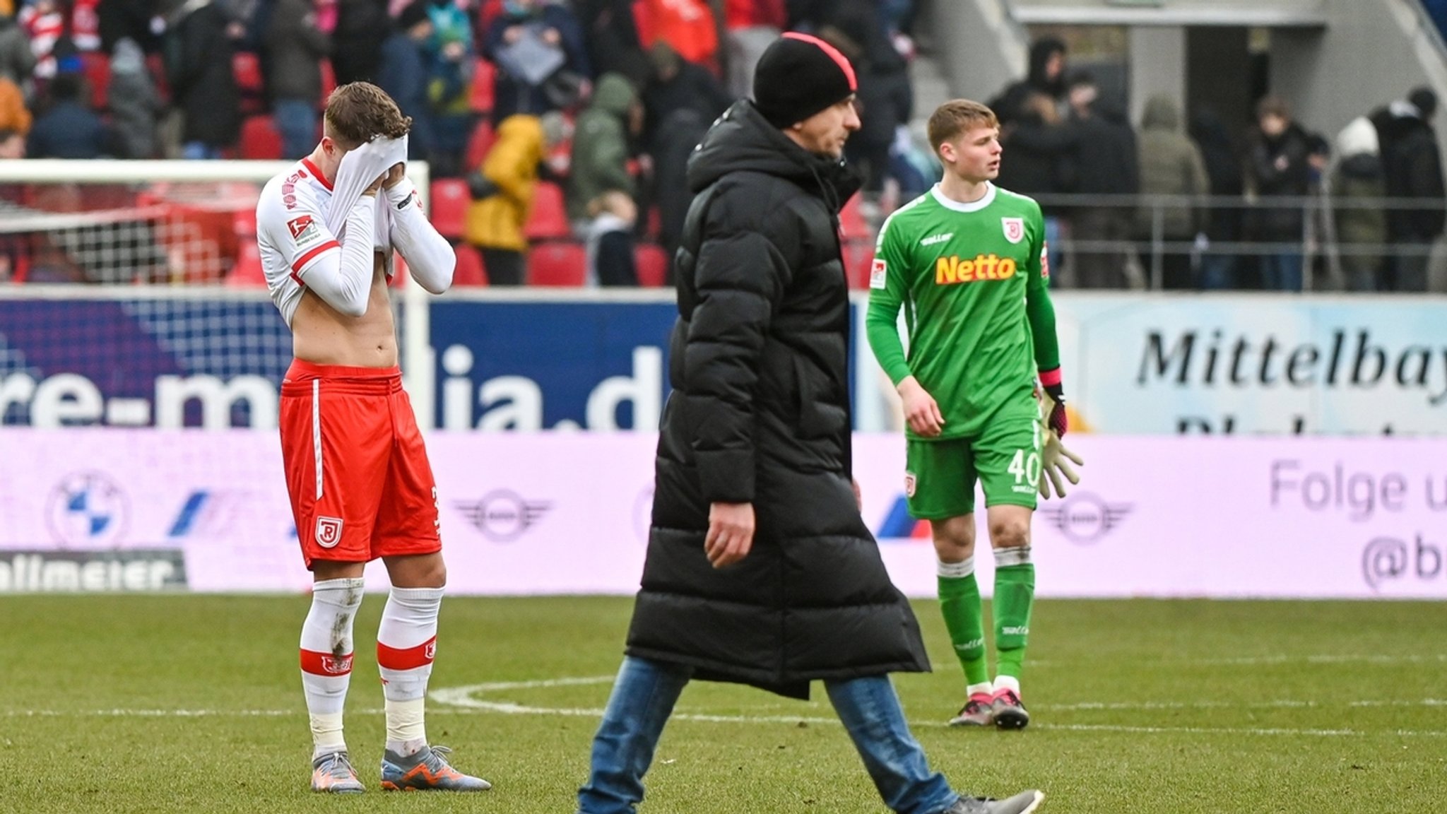 04.03.2023, Bayern, Regensburg: Fußball: 2. Bundesliga, Jahn Regensburg - Fortuna Düsseldorf, 23. Spieltag, Jahnstadion Regensburg. Die Mannschaft von Regensburg steht nach dem mit 0:1 verlorenen Spiel gegen Düsseldorf enttäuscht auf dem Rasen. Foto: Armin Weigel/dpa - WICHTIGER HINWEIS: Gemäß den Vorgaben der DFL Deutsche Fußball Liga bzw. des DFB Deutscher Fußball-Bund ist es untersagt, in dem Stadion und/oder vom Spiel angefertigte Fotoaufnahmen in Form von Sequenzbildern und/oder videoähnlichen Fotostrecken zu verwerten bzw. verwerten zu lassen. +++ dpa-Bildfunk +++