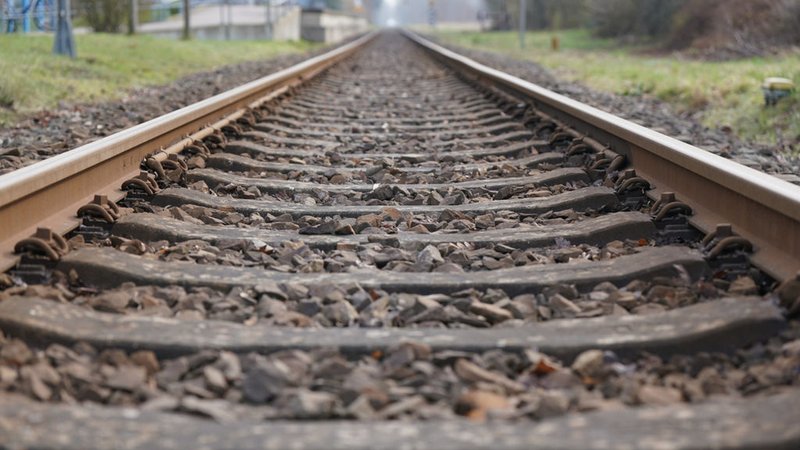 Blick auf die Bahngleise | Bild: dpa-Bildfunk/Marcus Brandt Blick auf die Bahngleise