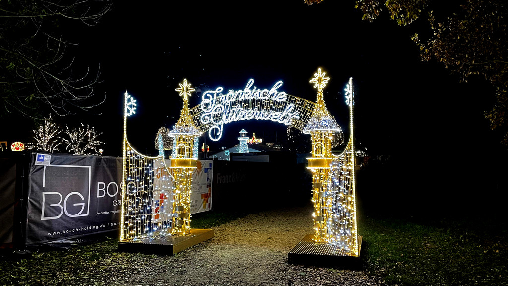 Leuchtendes Eingangsportal der "Fränkischen Glitzerwelt"