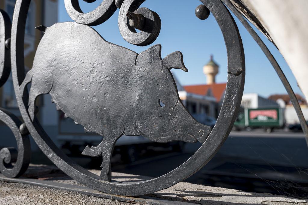 Die Mauer des Schlachthofs Bamberg ist mit einem Schwein aus Eisen verziert. Der Betrieb steht vor dem Aus.