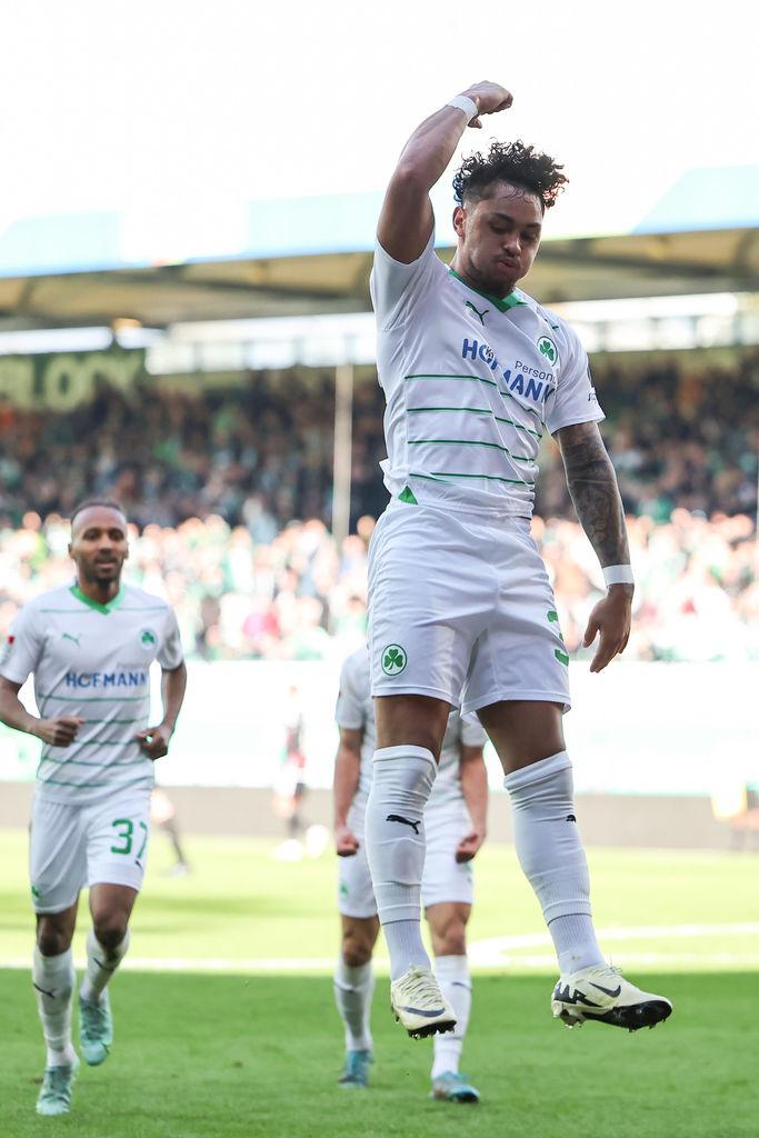 25.02.2024, Bayern, Fürth: Fußball: 2. Bundesliga, SpVgg Greuther Fürth - 1. FC Nürnberg, 23. Spieltag im Sportpark Ronhof Thomas Sommer. Der Fürther Armindo Sieb (r) jubelt über seinen Treffer zum 1:1. Foto: Daniel Karmann/dpa - WICHTIGER HINWEIS: Gemäß den Vorgaben der DFL Deutsche Fußball Liga bzw. des DFB Deutscher Fußball-Bund ist es untersagt, in dem Stadion und/oder vom Spiel angefertigte Fotoaufnahmen in Form von Sequenzbildern und/oder videoähnlichen Fotostrecken zu verwerten bzw. verwerten zu lassen. +++ dpa-Bildfunk +++