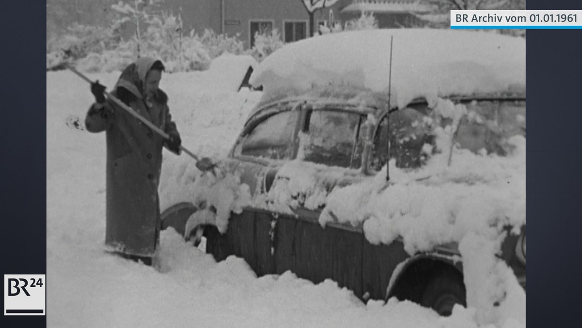 Frau entfernt mit einem Schneeräumer Schnee von Auto