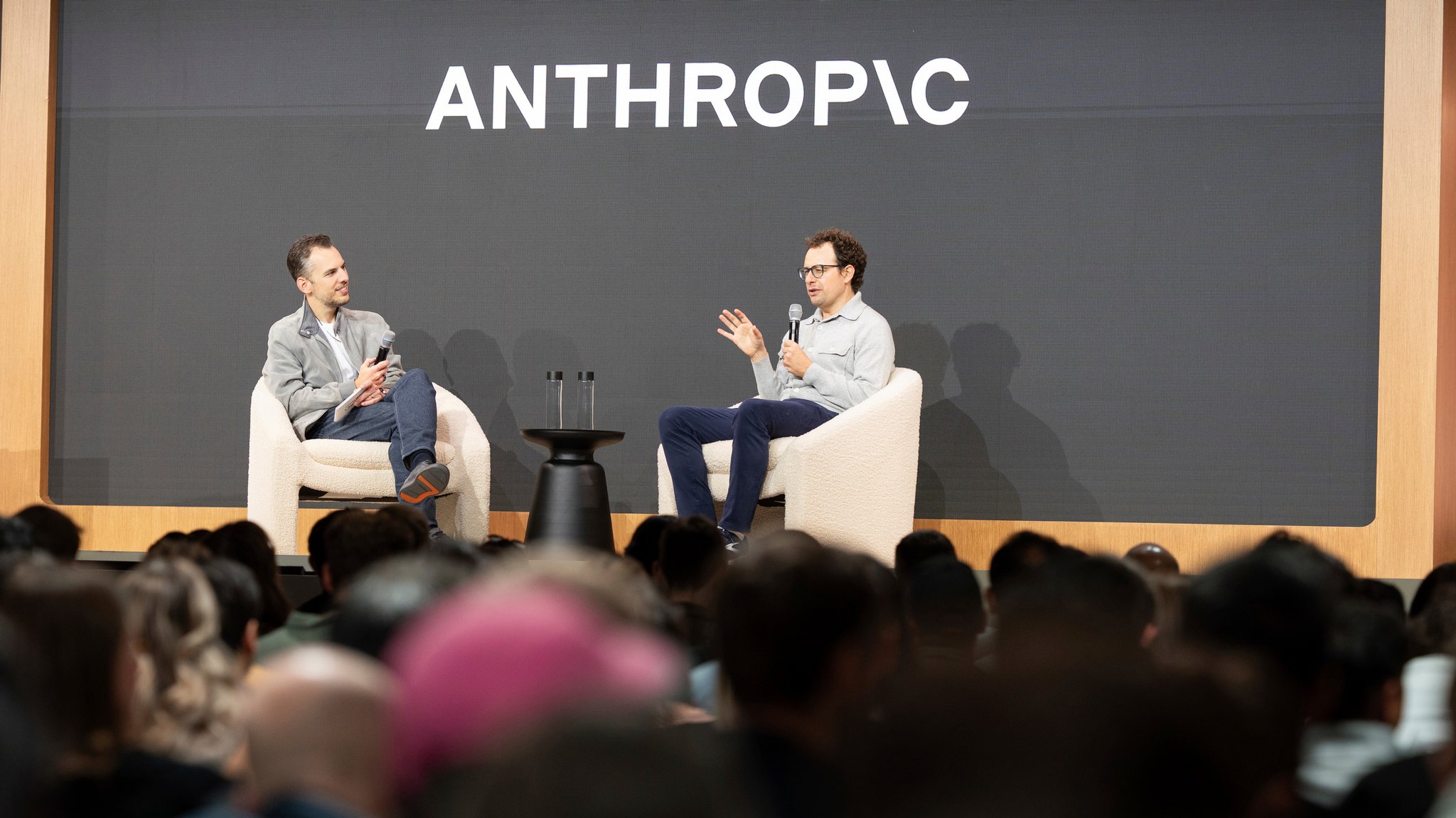 Die KI-Firma Anthropic hat sich auf einen Vergleich mit Buchautoren geeinigt, die die Firma verklagt hatten. | Bild: picture alliance / ASSOCIATED PRESS | Don Feria Die KI-Firma Anthropic hat sich auf einen Vergleich mit Buchautoren geeinigt, die die Firma verklagt hatten.