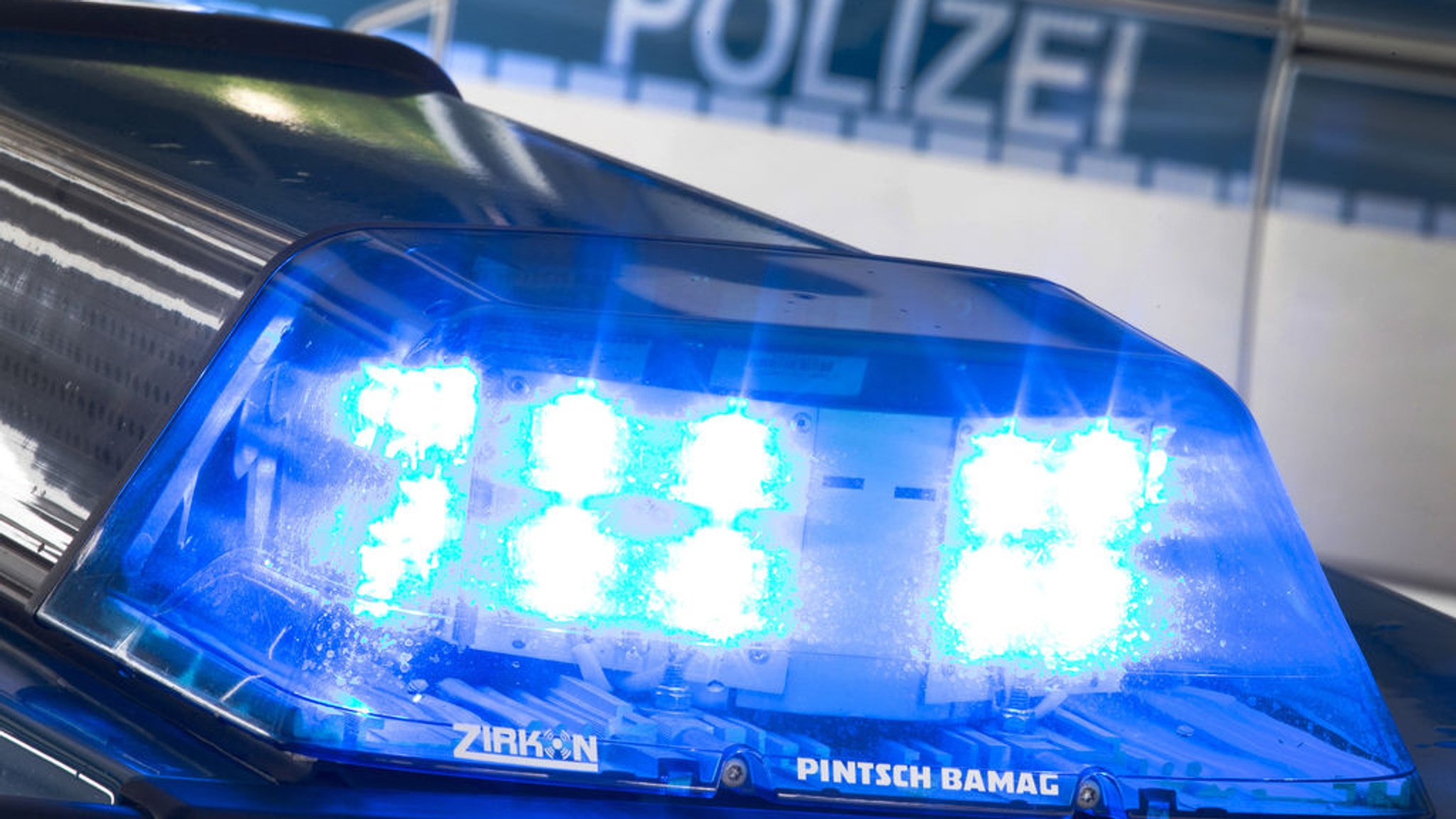 ARCHIV - 27.07.2015, NA, ---: Ein Blaulicht leuchtet während eines Einsatzes auf dem Dach eines Polizeiwagens. (zu dpa: «Bedrohung im Bus am Autobahnkreuz - Polizei ergreift Angreifer») Foto: Friso Gentsch/dpa +++ dpa-Bildfunk +++