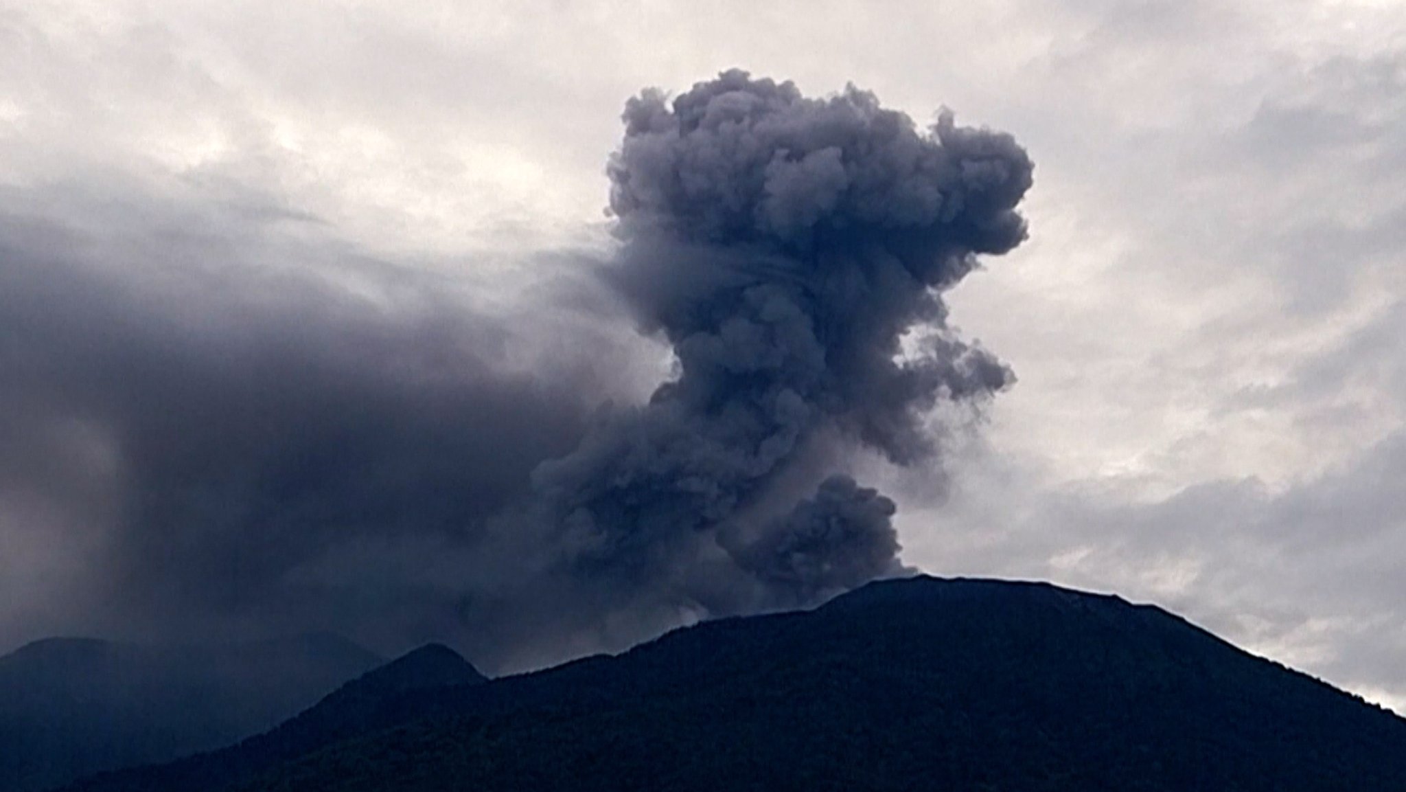 Vulkanausbruch in Indonesien: Mindestens elf Menschen starben, weitere wurden verletzt.