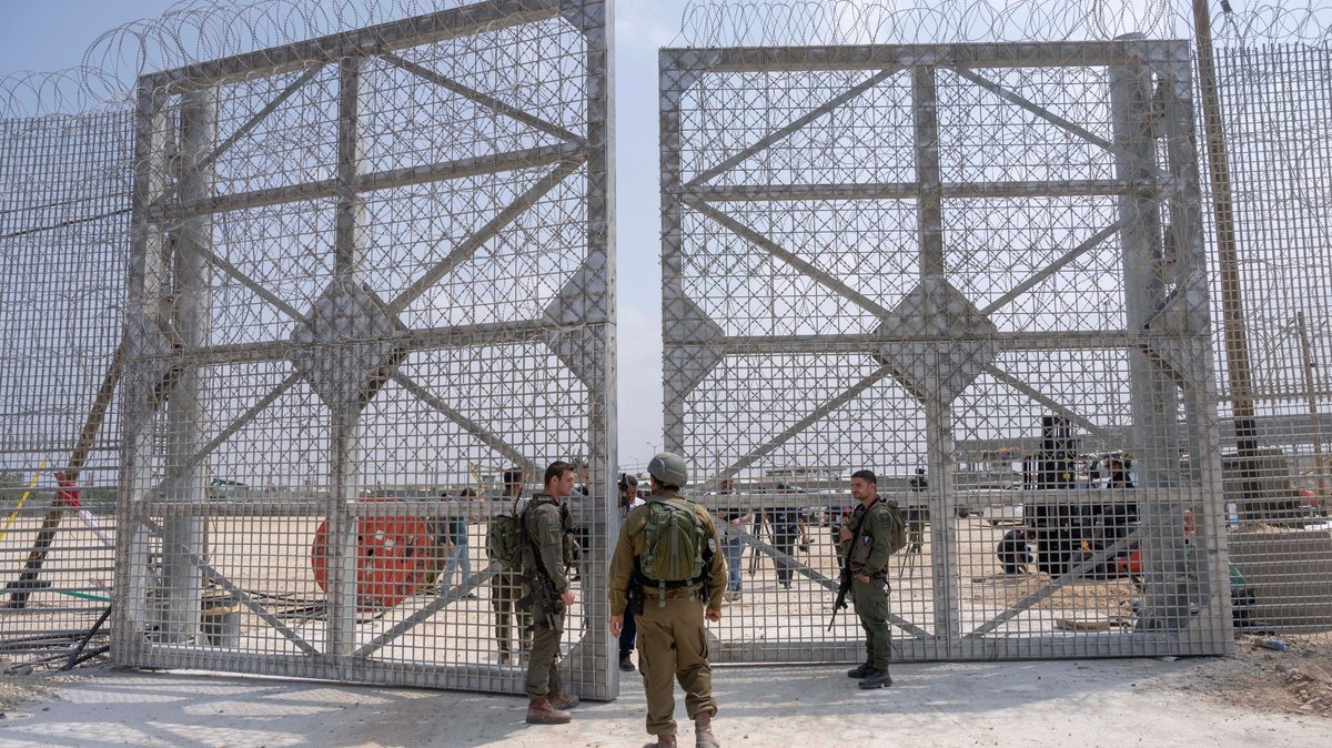 Israelische Soldaten versammeln sich in der Nähe eines Tores am Grenzübergang Erez, um einen Kontrollbereich für Lastwagen mit humanitären Hilfsgütern für den Gazastreifen zu passieren.
