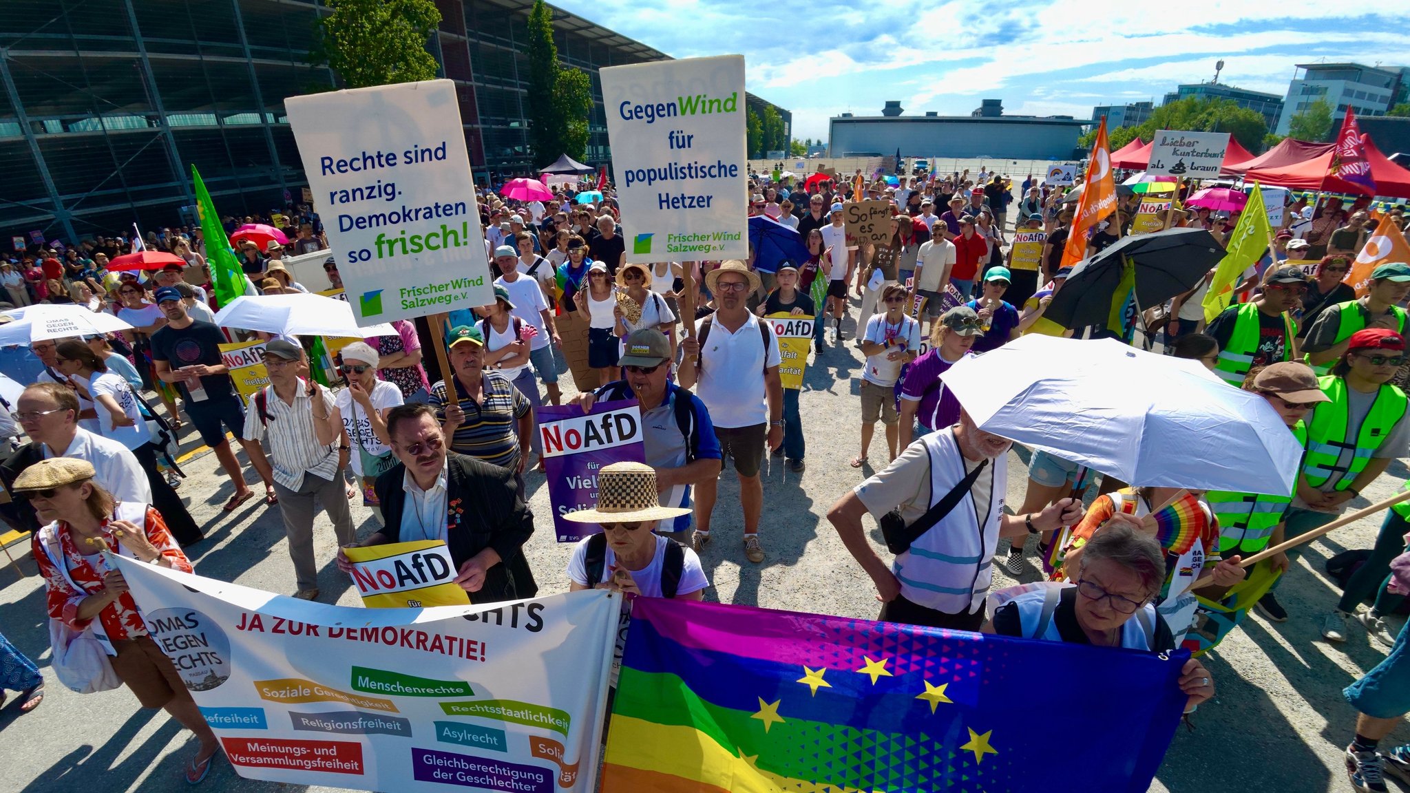 20.06.2026, Bayern, Passau: Menschen protestieren gegen den Landesparteitag der AfD Bayern. Foto: Armin Weigel/dpa +++ dpa-Bildfunk +++ | Bild: dpa-Bildfunk/Armin Weigel 20.06.2026, Bayern, Passau: Menschen protestieren gegen den Landesparteitag der AfD Bayern. Foto: Armin Weigel/dpa +++ dpa-Bildfunk +++
