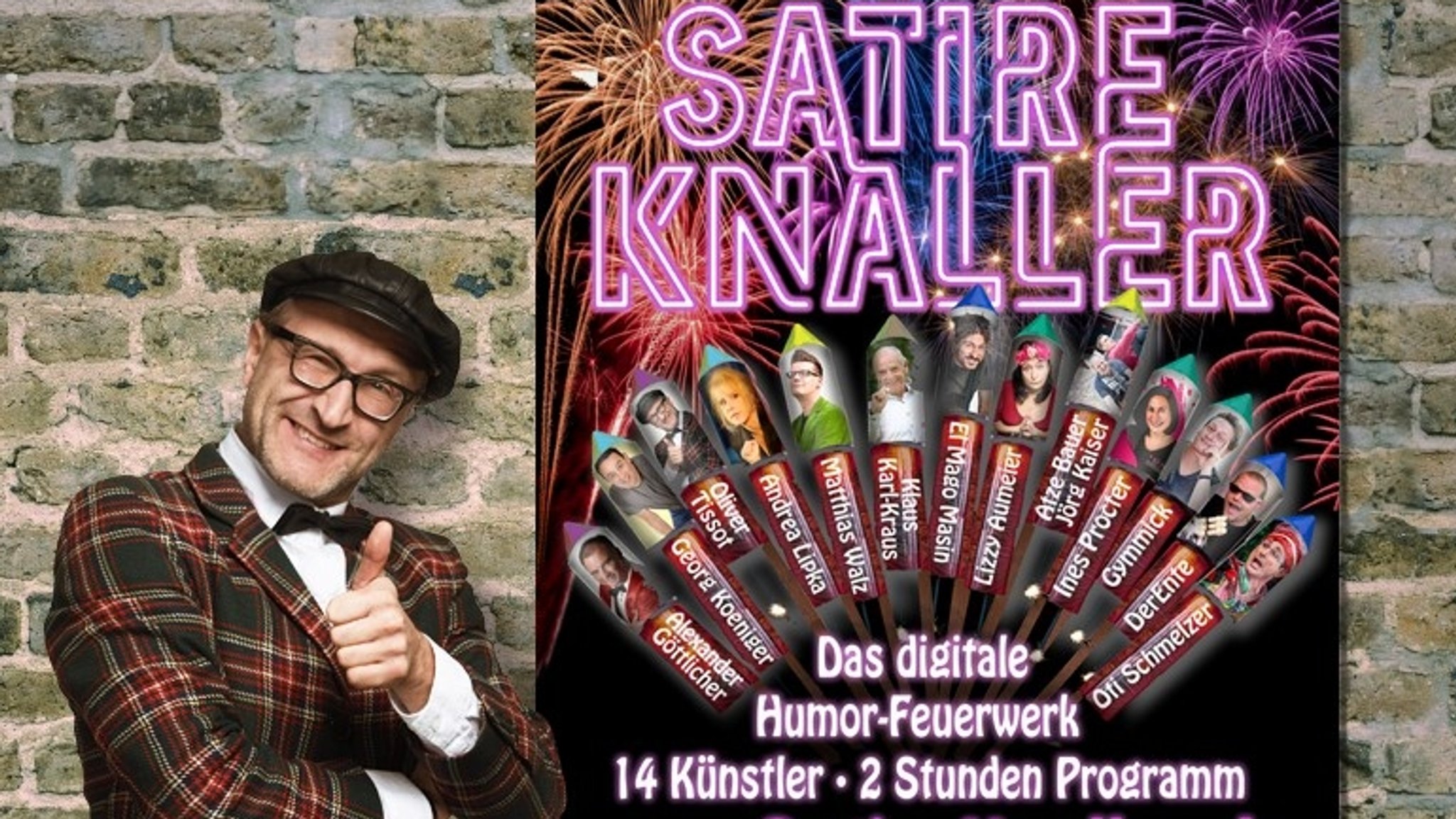 Oliver Tissot im karierten Anzug neben einem Werbeplakat mit der Aufschrift "Satire-Knaller"