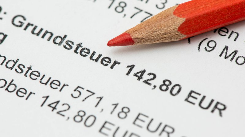 (Symbolbild) Ein Rotstift liegt auf einer Abrechnung für die Grundsteuer. | Bild: picture alliance / SZ Photo | Wolfgang Filser (Symbolbild) Ein Rotstift liegt auf einer Abrechnung für die Grundsteuer.