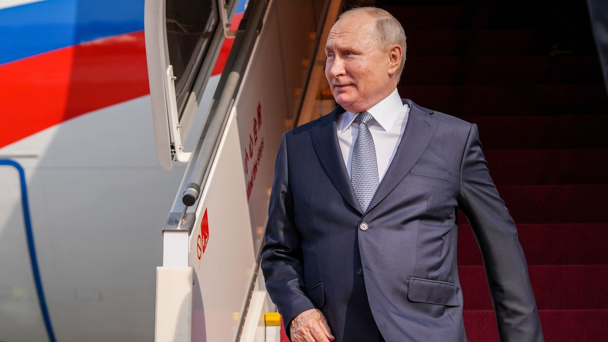 Der russische Präsident verlässt sein Flugzeug