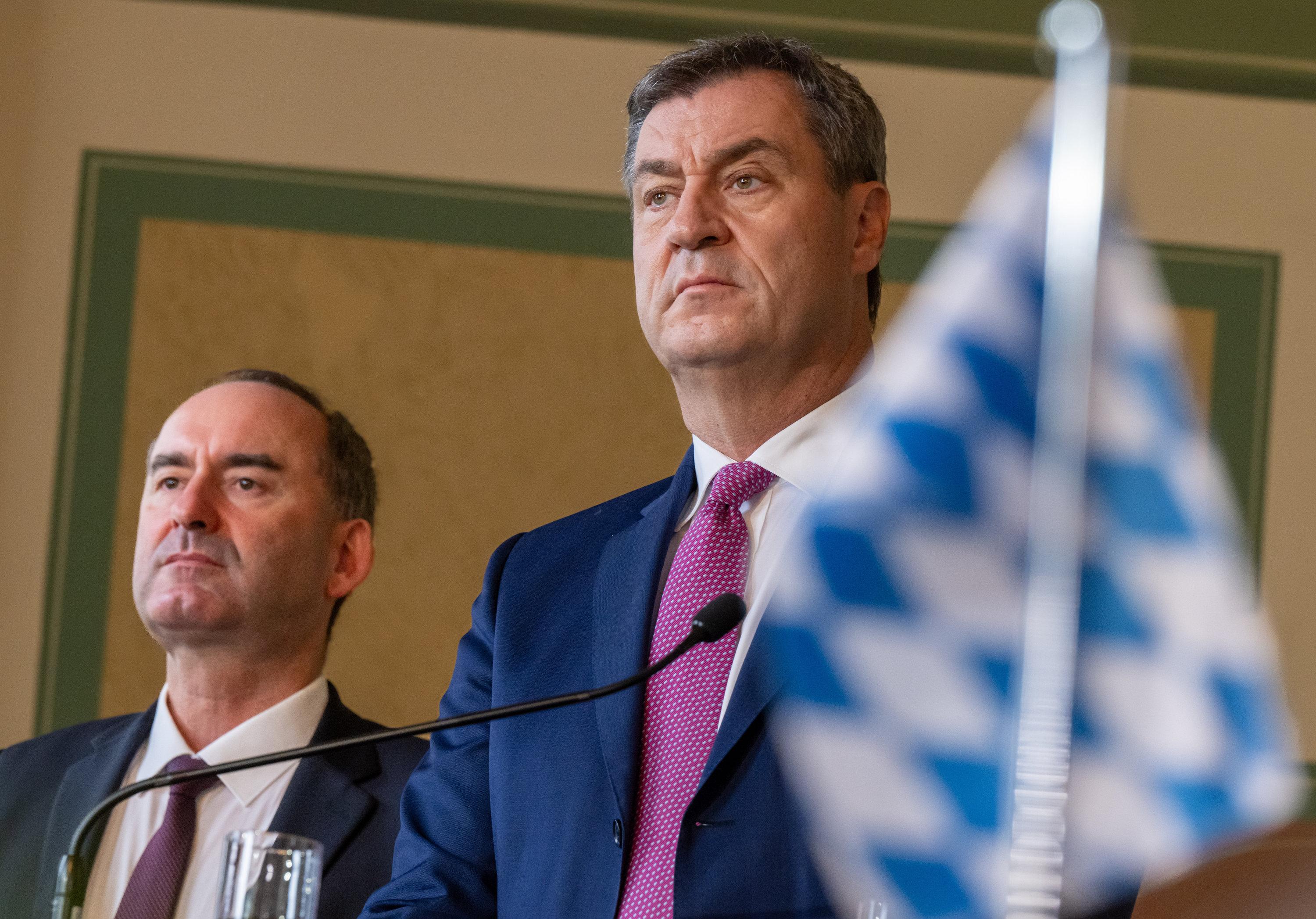 Hubert Aiwanger (l), Bundesvorsitzender der Freien Wähler, und Markus Söder (CSU), Ministerpräsident von Bayern
