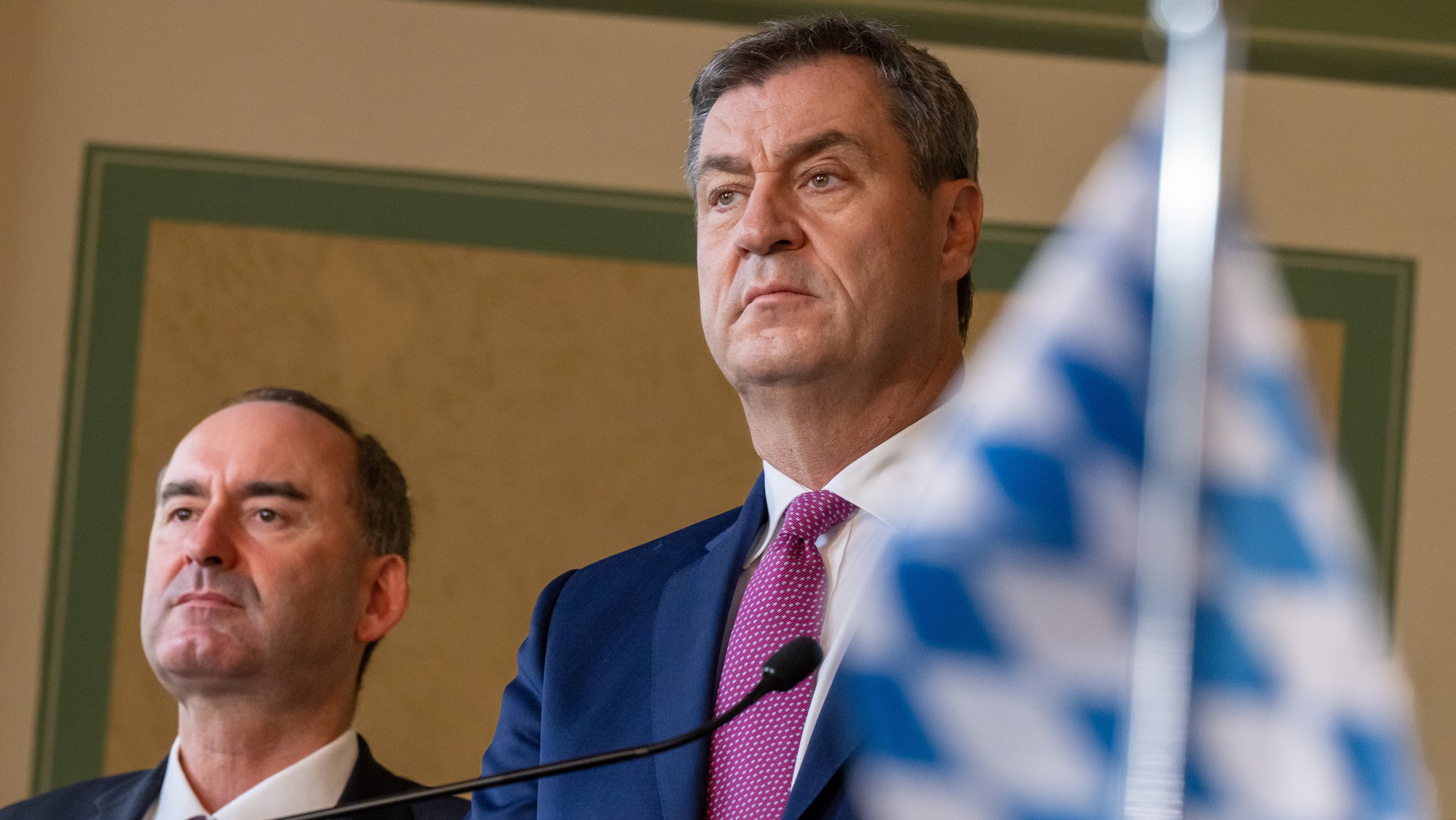 Hubert Aiwanger (l), Bundesvorsitzender der Freien Wähler, und Markus Söder (CSU), Ministerpräsident von Bayern