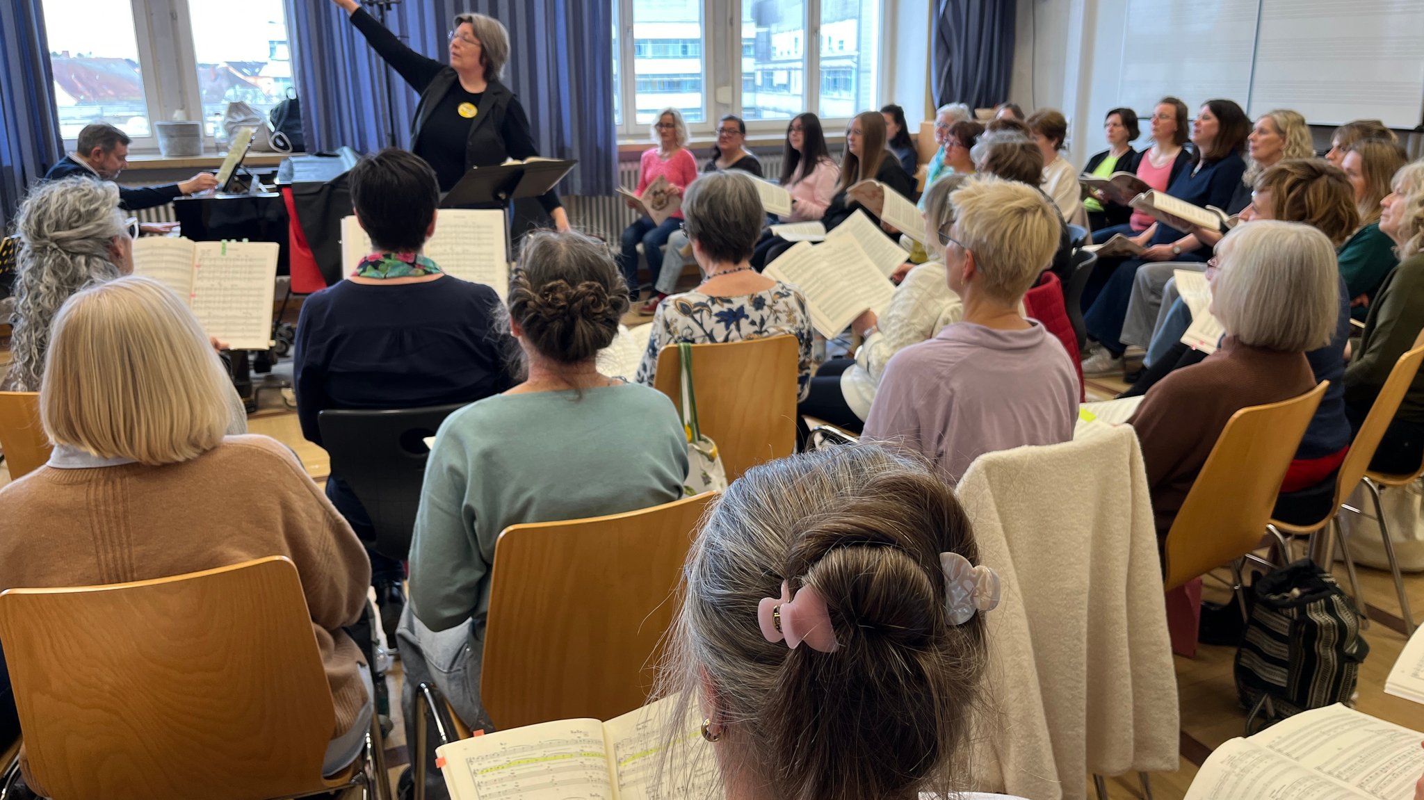 Wie singt man hohe Töne leichter? Weidener Sängerinnen haben unter anderem von Ute Feuerecker (BR-Chor) dazu wertvolle Tipps bekommen. | Bild: BR/Margit Ringer Wie singt man hohe Töne leichter? Weidener Sängerinnen haben unter anderem von Ute Feuerecker (BR-Chor) dazu wertvolle Tipps bekommen.