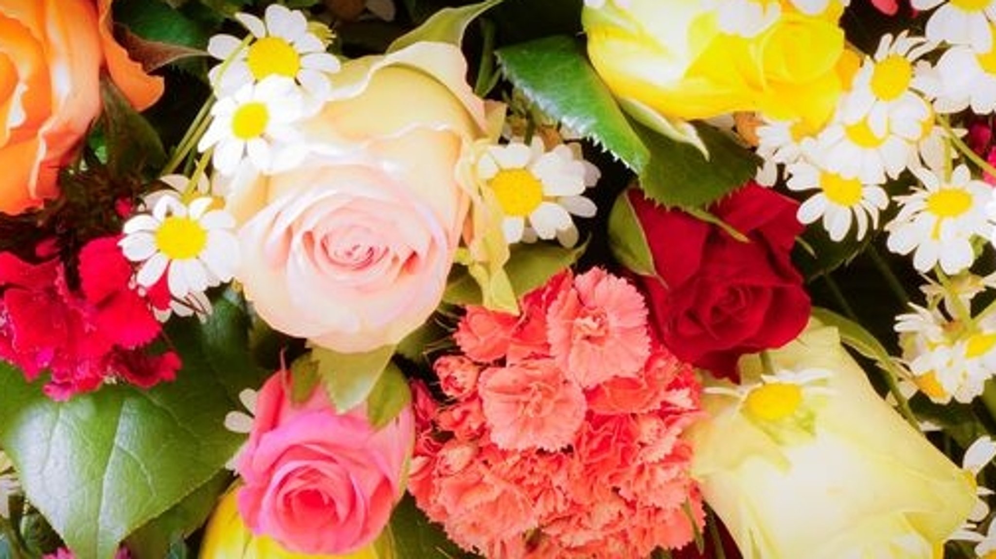 Ein Blumenstrauß mit verschiedenen, bunten Blumen.