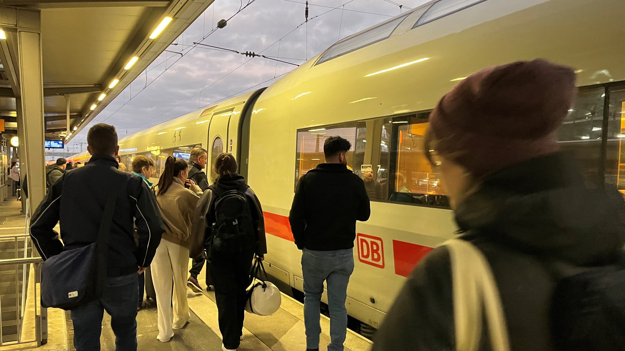 Ein ICE am Aschaffenburger Hauptbahnhof. | Bild: Barbara Ecke / BR Ein ICE am Aschaffenburger Hauptbahnhof.