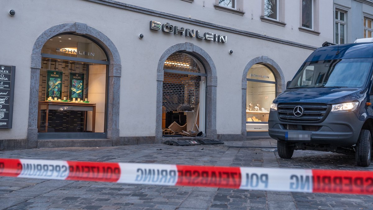 Zum dritten Mal: Einbrecher fahren mit Auto in Juweliergeschäft