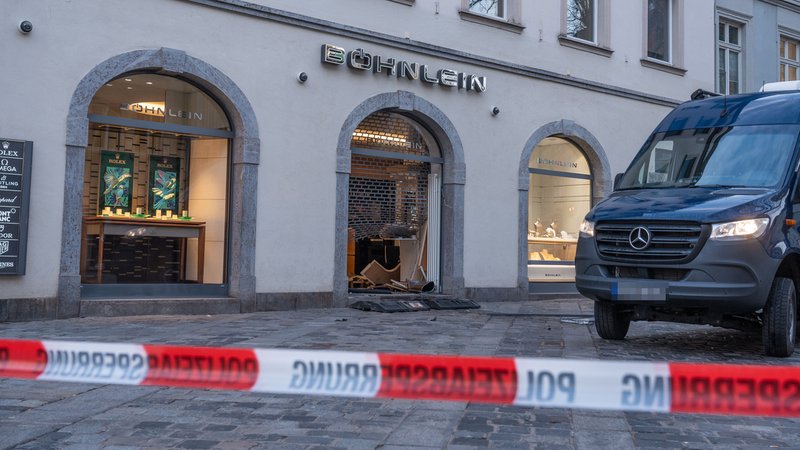 Die aufgebrochene Gittertür eines Juweliergeschäftes. | Bild: News5 / Ferdinand Merzbach Die aufgebrochene Gittertür eines Juweliergeschäftes.