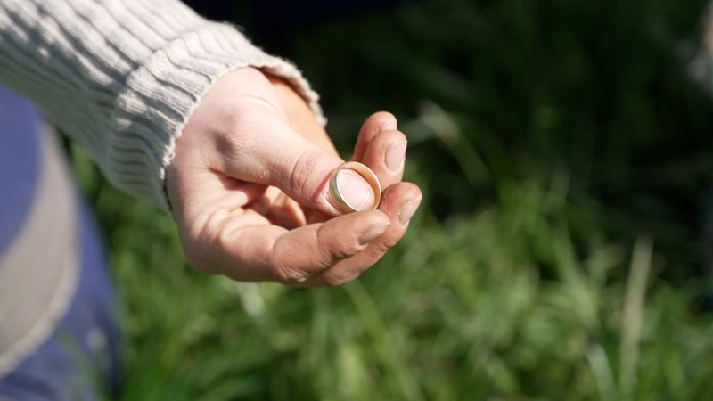 Hand hält Ehering | Bild: BR Hand hält Ehering