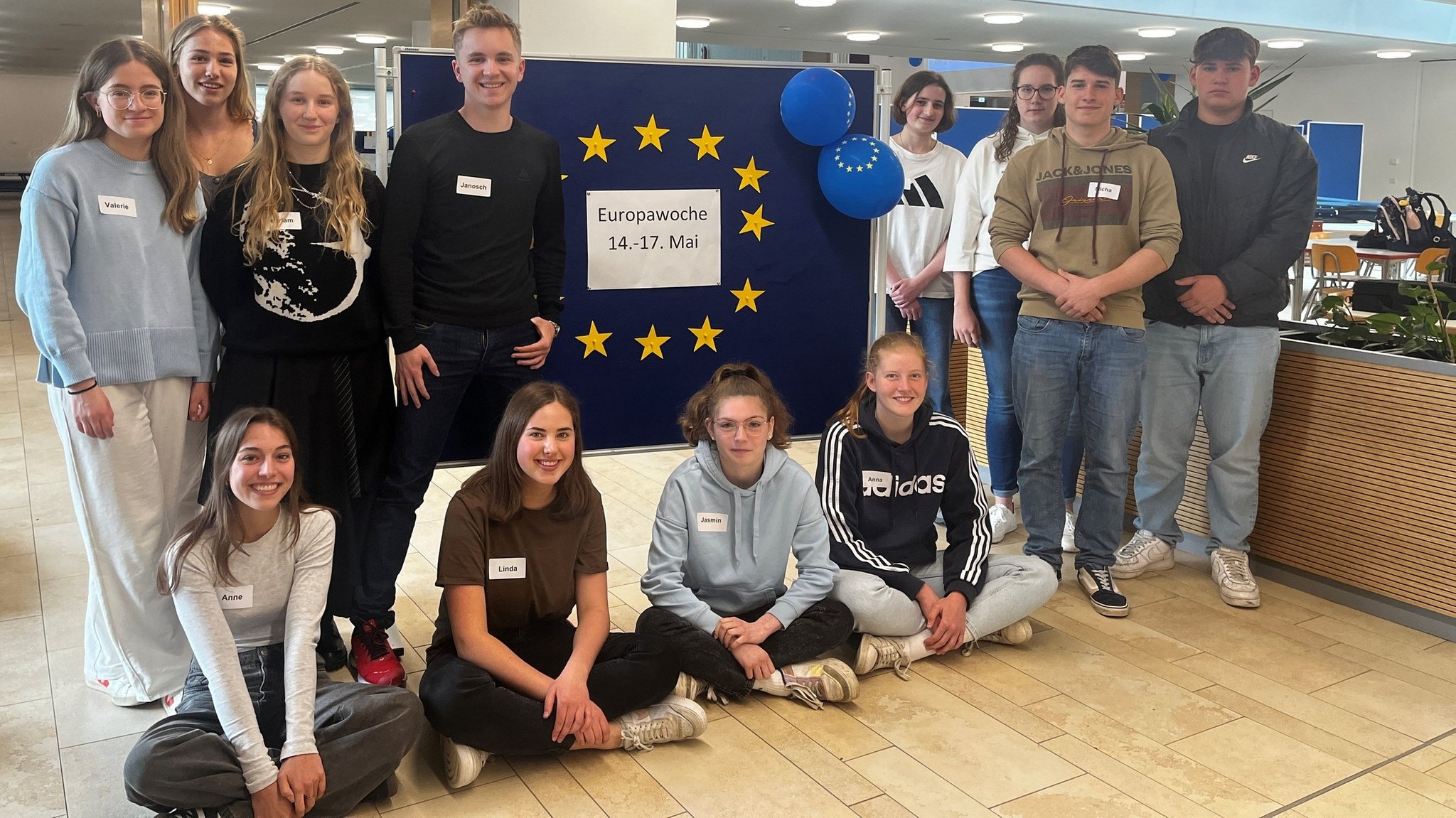  Im Theodor-Heuss-Gymnasium in Nördlingen: 12 Elftklässler sitzen beziehungsweise stehen um eine Tafel, auf der "Europawoche" steht