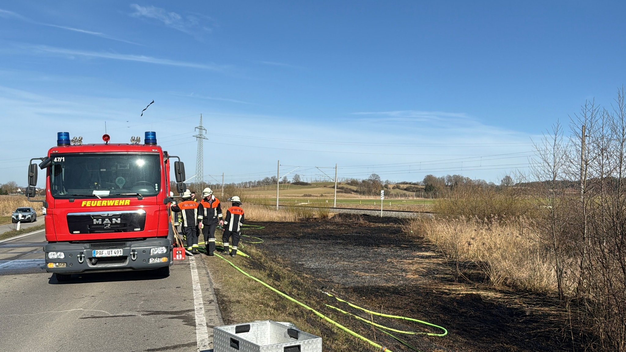 Einsatzkräfte der Feuerwehr an der Strecke München-Ingolstadt