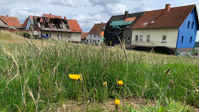 Auch ein Jahr nach dem Unglück im kleinen Dorf Platz (Lkr. Bad Kissingen) sind noch Spuren des Großbrands zu sehen. Zwei Häuser sind unbewohnbar.