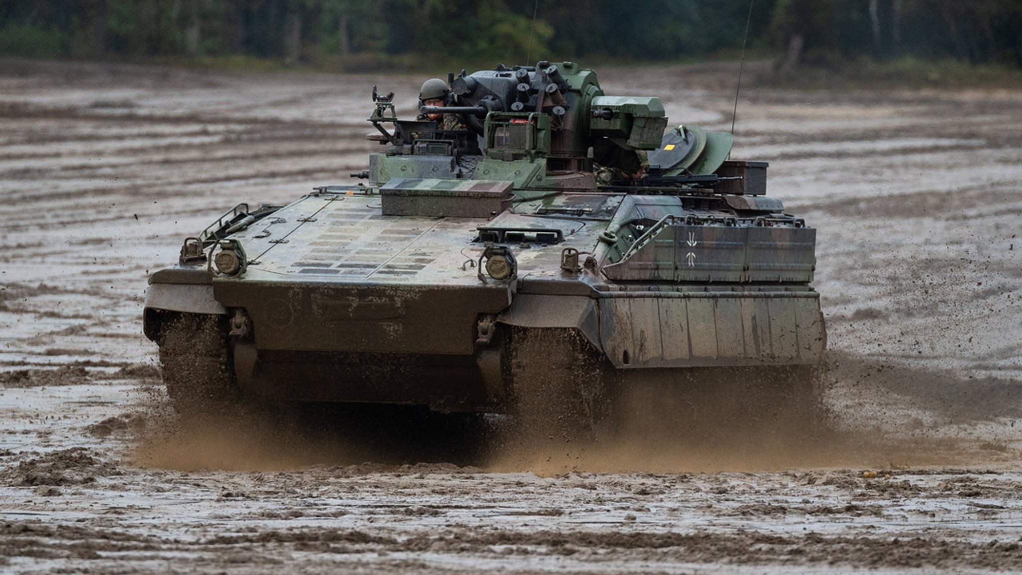 Ein Schützenpanzer der Bundeswehr vom Typ Marder fährt bei einer Informationslehrübung über einen Platz in Niedersachsen (Archivbild).