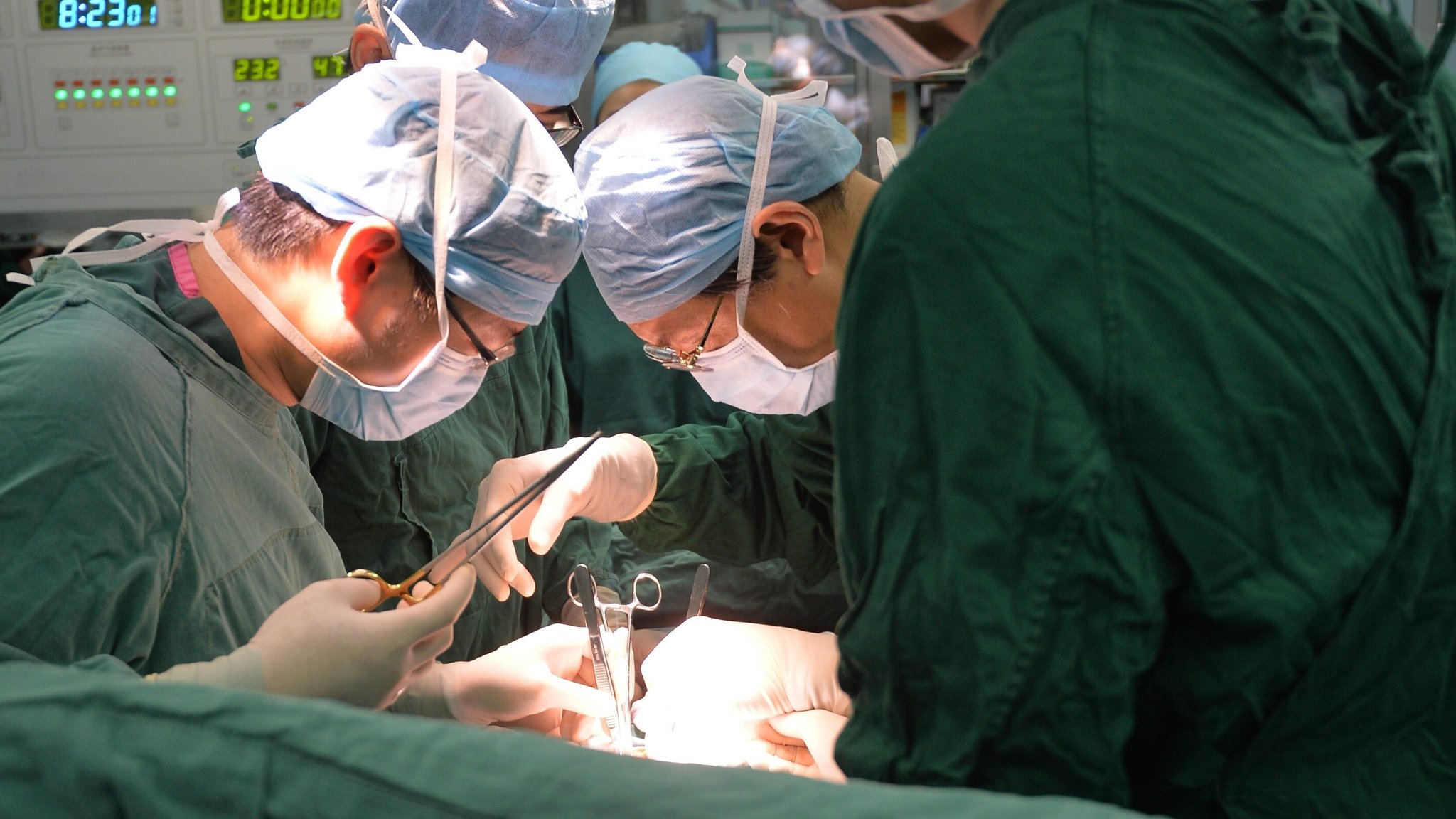 Mediziner mit Mundschutz und Hauben in grüner OP-Kleidung transplantieren eine Niere. (Symbolfoto) | Bild: picture alliance / dpa | Chinafotopress Mediziner mit Mundschutz und Hauben in grüner OP-Kleidung transplantieren eine Niere. (Symbolfoto)