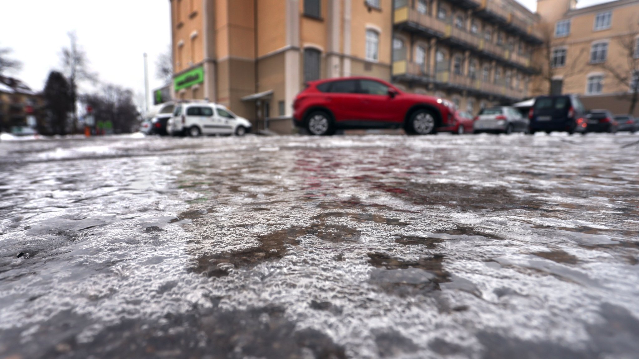 Wetterdienst warnt vor Glätte und Sturmböen in Bayern