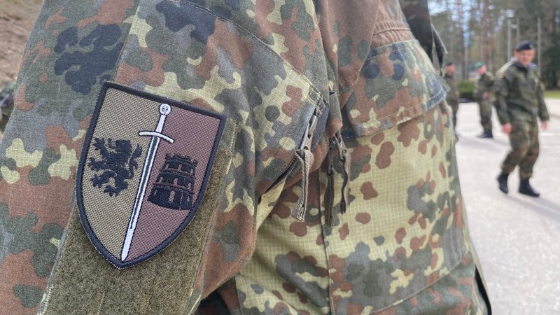 Das Wappen der Brigade ziert der Löwe der 10. Panzerdivision. Ihr untersteht die Brigade in Litauen nun. Befehligt wird die Division aus Bayern. | Bild: dpa-Bildfunk/Alexander Welscher Das Wappen der Brigade ziert der Löwe der 10. Panzerdivision. Ihr untersteht die Brigade in Litauen nun. Befehligt wird die Division aus Bayern.