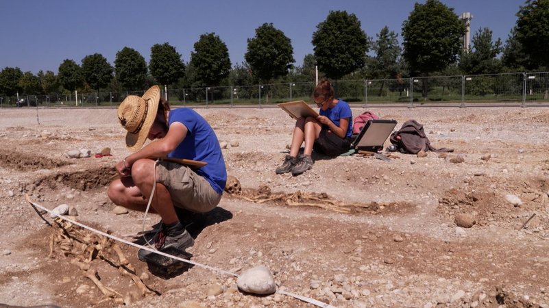 Archäologen bei Grabungen an der Fundstelle | Bild: BR/Manuel Rauch Archäologen bei Grabungen an der Fundstelle