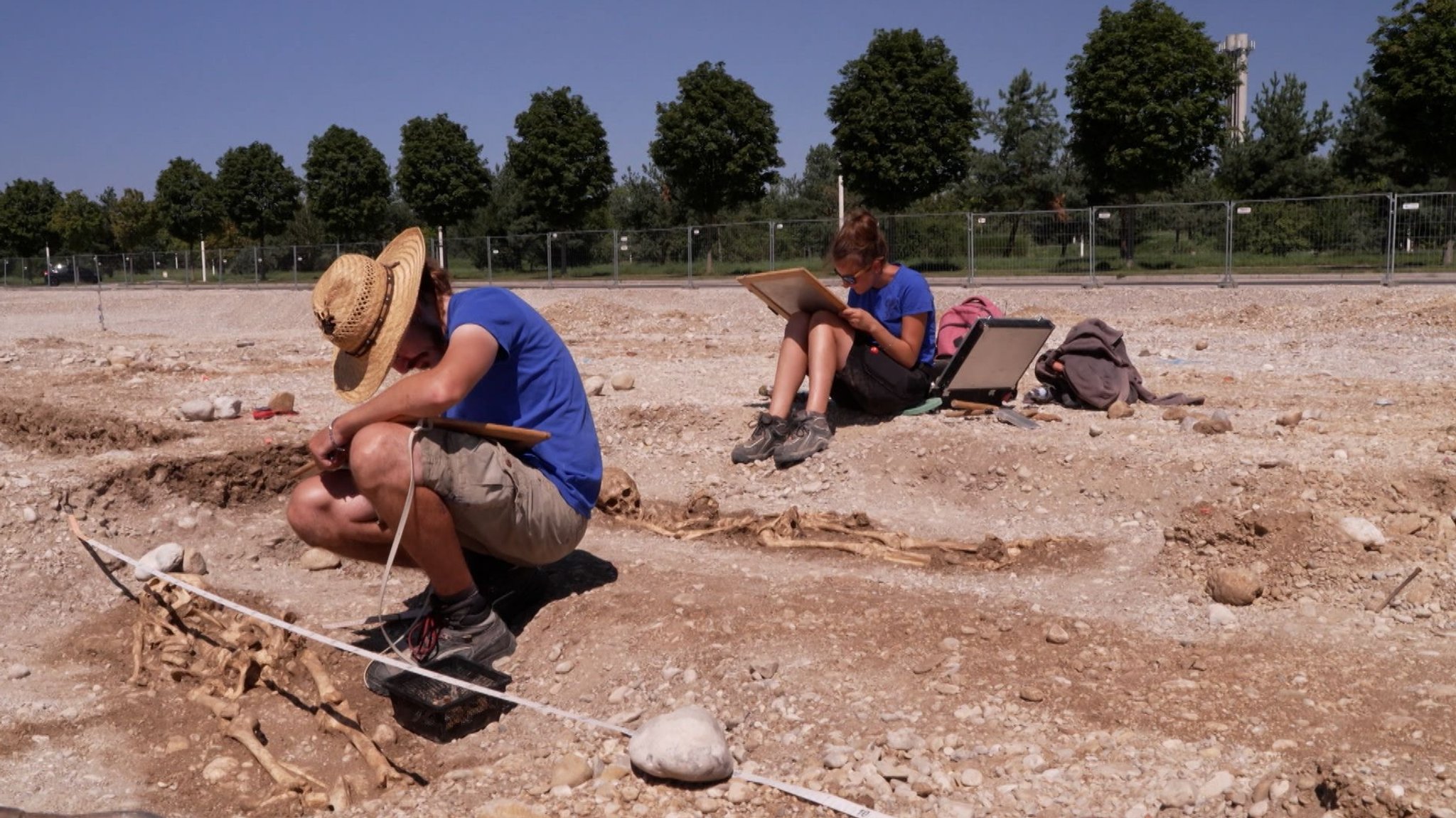 Archäologen bei Grabungen an der Fundstelle