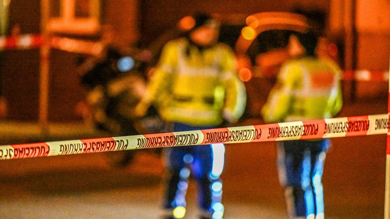 Polizei ist im Einsatz hinter einer Absperrung | Bild: picture alliance/dpa | Marius Bulling Polizei ist im Einsatz hinter einer Absperrung
