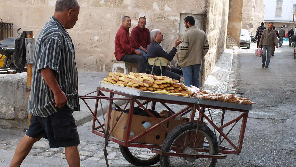 Straßenverkäufer mit Brot auf einer Karre (Archivbild)