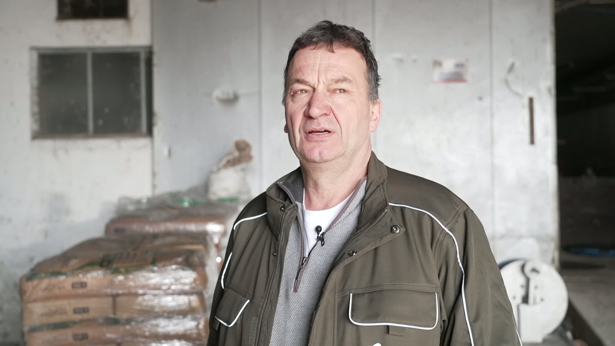 Eine bayernweite Umfrage von Landwirtschaftsministerin Michaela Kaniber soll zeigen, wie krisensicher die Landwirtschaft tatsächlich ist. Auch Landwirt Franz Kratzer überprüft seinen Betrieb.