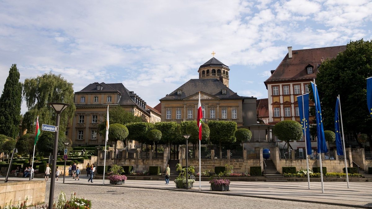Blick auf den La Spezia-Platz in Bayreuth, auf den Fahnenmasten stehen mit unter anderem der blauen Europa-Fahne. 