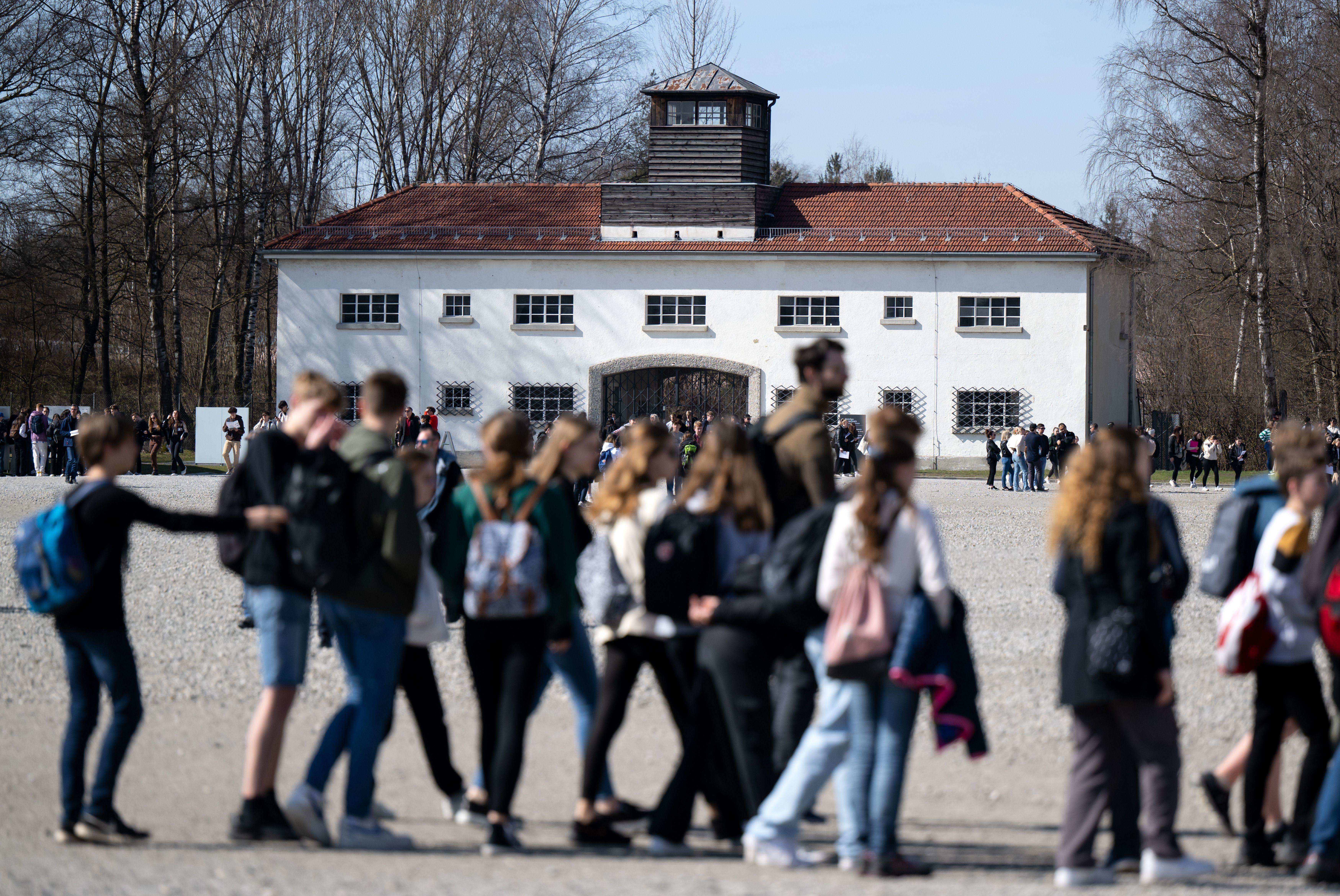 Neuntklässer an Realschulen und Gymnasien in Bayern müssen verpflichtend eine KZ-Gedenkstätte besuchen – wie hier in Dachau.