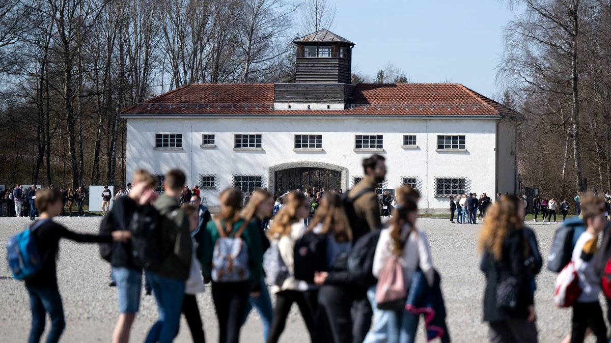 Neuntklässer an Realschulen und Gymnasien in Bayern müssen verpflichtend eine KZ-Gedenkstätte besuchen – wie hier in Dachau.