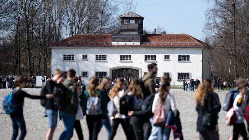 Neuntklässer an Realschulen und Gymnasien in Bayern müssen verpflichtend eine KZ-Gedenkstätte besuchen – wie hier in Dachau. | Bild: picture alliance/dpa | Sven Hoppe Neuntklässer an Realschulen und Gymnasien in Bayern müssen verpflichtend eine KZ-Gedenkstätte besuchen – wie hier in Dachau.